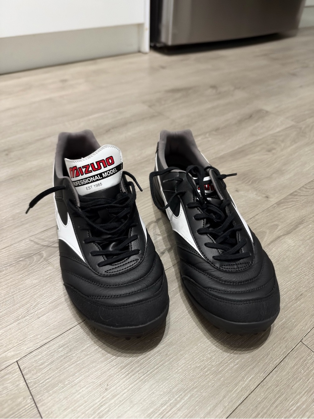 Mizuno Morelia Sala Elite TF Turf– Black/White/Red – Men’s US 10.5